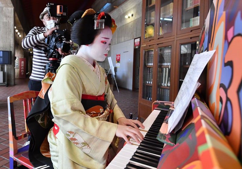 maiko-piano-duong-pho